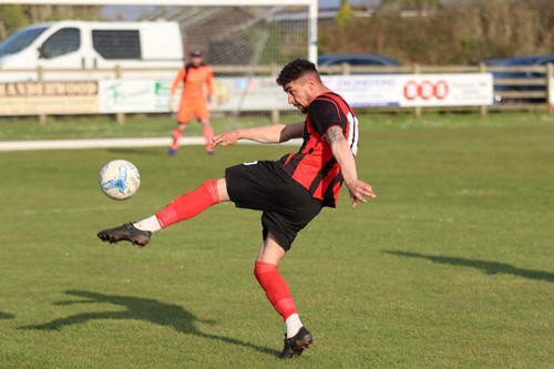 Jerome Mansbridge playing a ball over the top to Scott Ferney